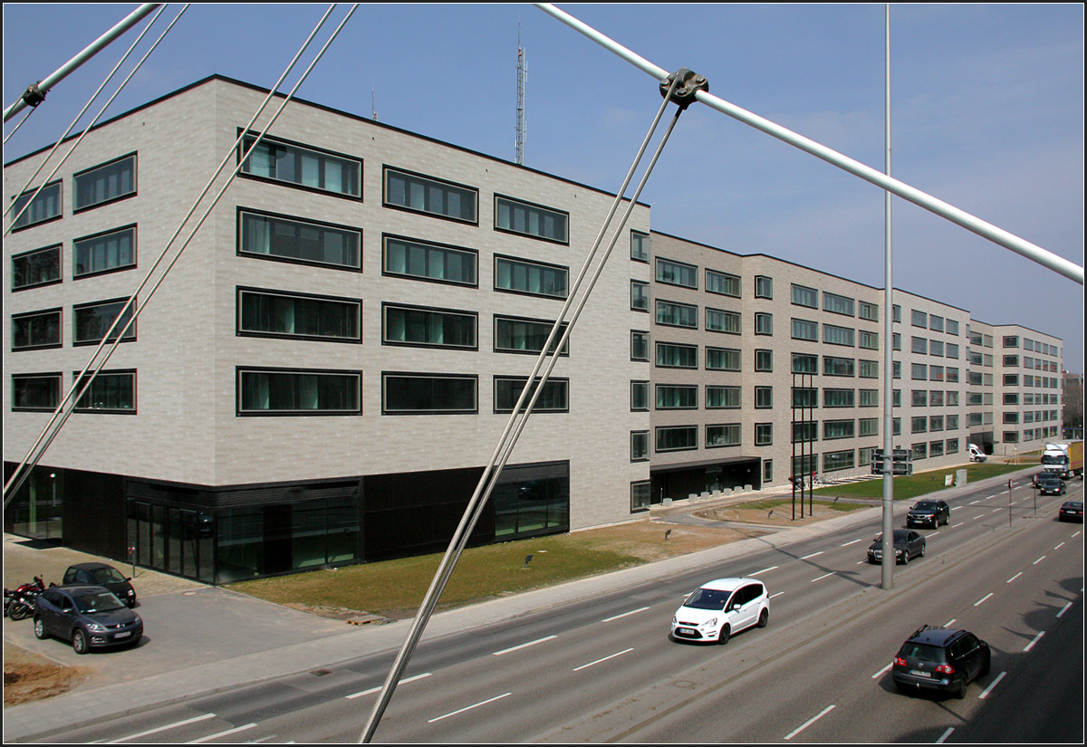 
. Ministeriumsneubau in Stuttgart -

Der Bereich zwischen Neubau und Straße wird erst nach dem durch Stuttgart 21 notwendig geworden Neubau der Stadtbahntunnel endgültig hergestellt. Der Fußweg wird in Richtung Gebäude verlegt und entlang der Straße werden Platanen angepflanzt.

April 2013 (Matthias)