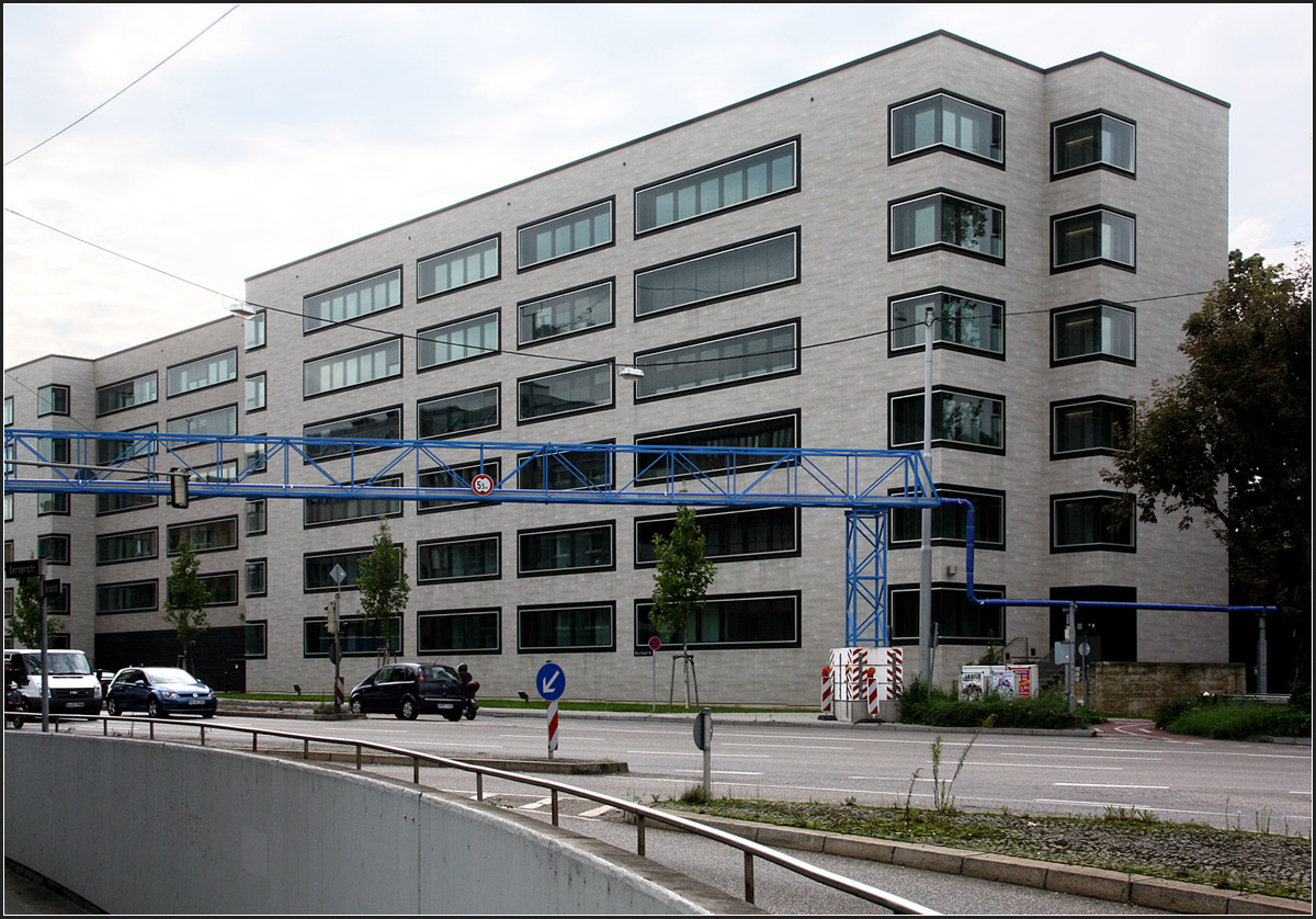 
. Ministeriumsneubau in Stuttgart -

Während das Gebäude an der Südwest-Stirnseite recht breit ist, ist es auf der gegenüberliegende Seite durch das entsprechend zulaufende Grundstück recht schmal.

September 2014 (Matthias)