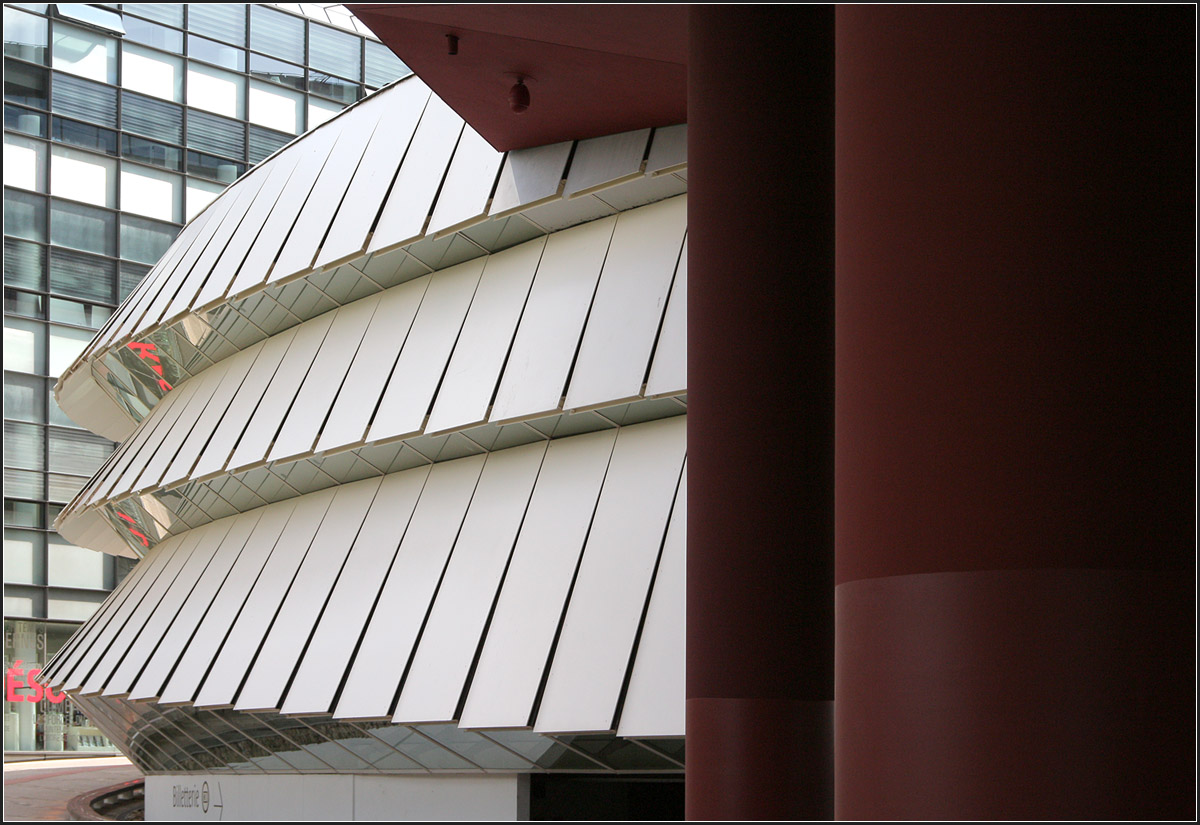 . Musée du Quai Branly, Paris -

Hinter den mit weißen Paneelen verkleiden Rundbau, den der Besucher zum Eingang entlang geht, befindet sich die Sonderausstellungen.

Juli 2012 (Matthias)
