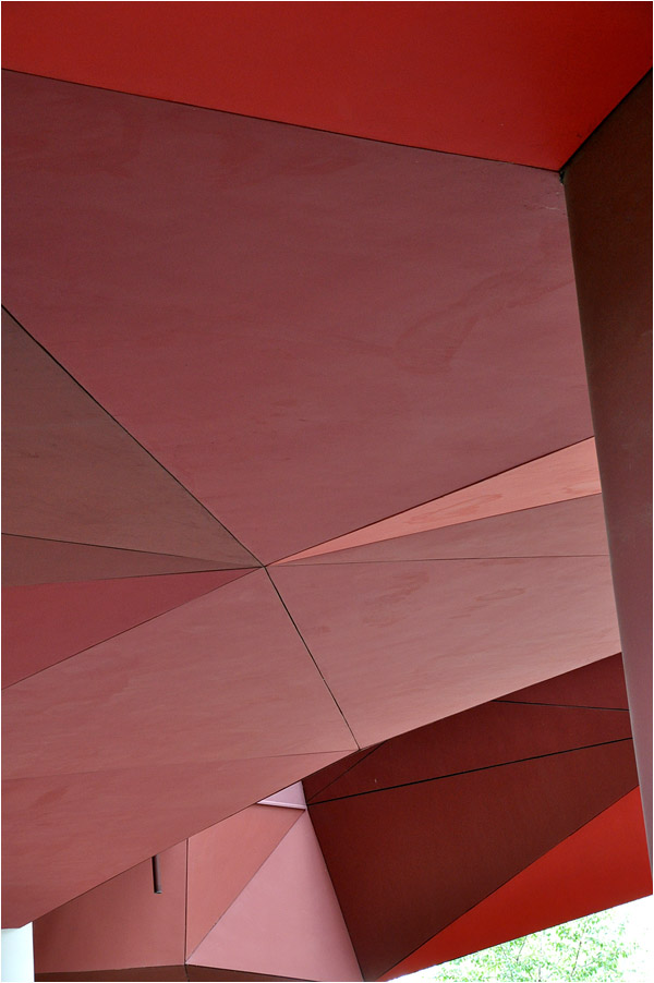 . Musée du Quai Branly, Paris -

Die rote Unterseite des Museums.

Juli 2012 (Jonas)