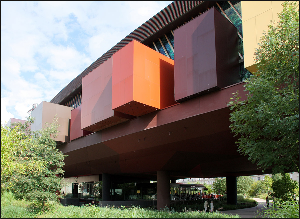 . Musée du Quai Branly, Paris -

Vom Quai Branly kommende unterquert der Besucher zunächst das Brückengebäude um dann auf der anderen Seite zum Eingang zu gelangen.

Juli 2012 (Matthias)