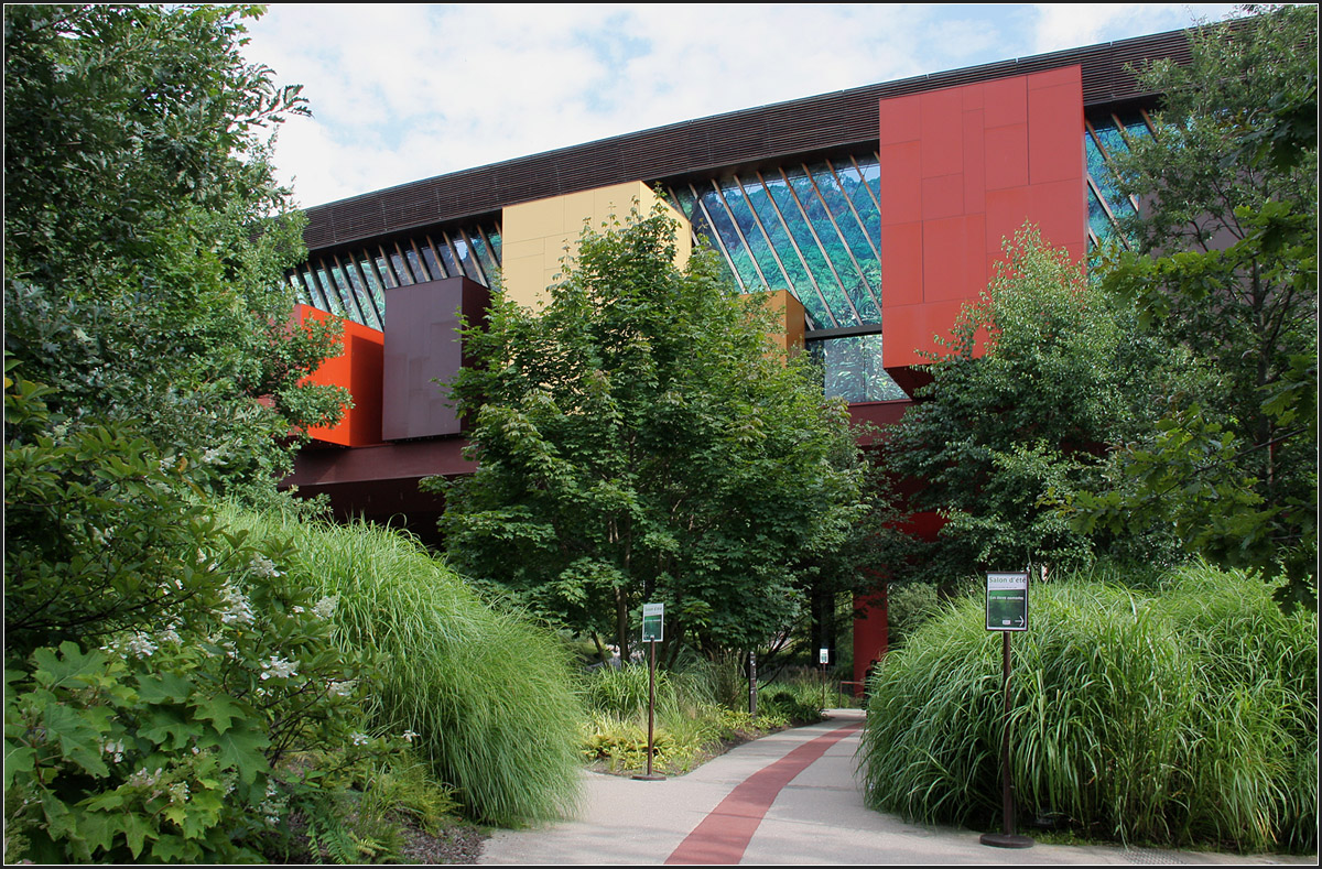 . Musée du Quai Branly, Paris -

Das 2006 eröffnete Völkerkundemuseum am Quai Branly nahe dem Eifelturm wurde vom Atelier Jean Nouvel geplant. Der Ausstellungsbereich wurde in einem aufgeständerten Bauteil untergebracht, das in einem dschungelartigen Park liegt. Dieser ist durch eine Glaswand von der viel befahrenen Straße abgeschirmt.

http://www.jeannouvel.com/en/desktop/home/#/en/desktop/projet/paris-france-quai-branly-museum1

Juli 2012 (Matthias)