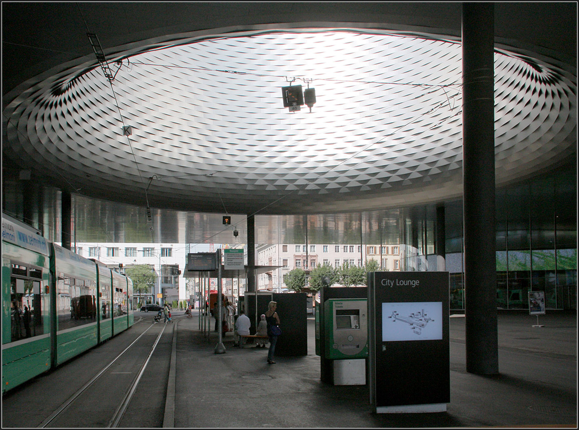 . Neue Messe Basel - 

Über dem Messplatz, der überbaut wurde, befindet sich eine runde Öffnung nach oben. Hier befindet sich die Straßenbahn-Haltestelle.

Juni 2013 (Matthias)