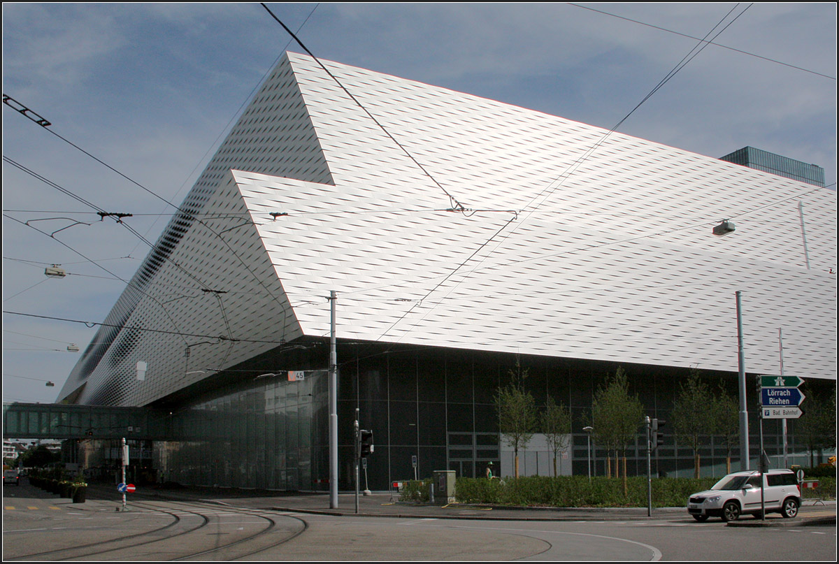 . Neue Messe Basel - 

Die beiden Obergeschosse sind gegeneinander verschoben und auch die Fassaden sind in sich verdreht. Ansicht von Süden.

Juni 2013 (Matthias)