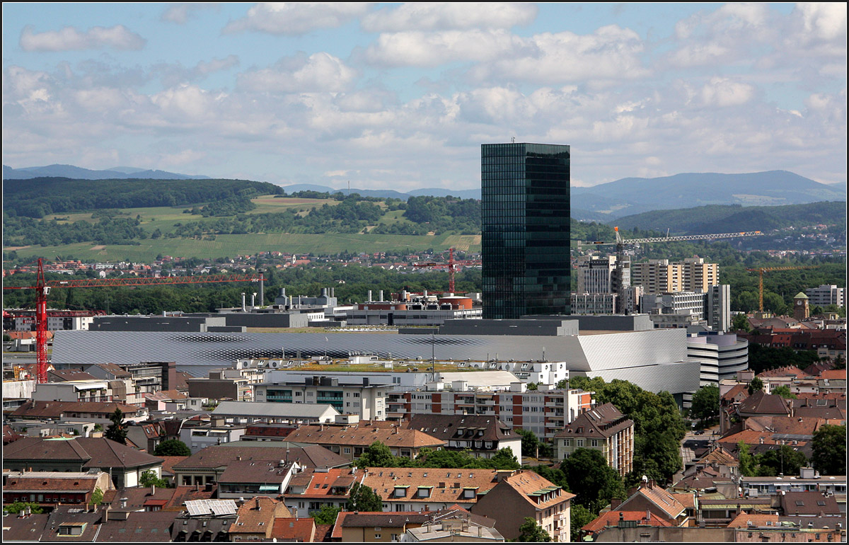 . Neue Messe Basel - 

2013 wurde die von den Basler Architekten Herzog & de Meuron geplanten neue Messehallen fertiggestellt. Hier ein Blick auf den in der Sonne glänzenden Neubau vom Münster aus gesehen. Hinter den neuen Messehallen sieht man den 2003 fertiggestellen Messeturm, Architekten: Morger & Degelo & Daniele Marques.  

http://www.herzogdemeuron.com/index/projects/complete-works/201-225/213-messe-basel-new-hall/IMAGE.html

Juni 2013 (Matthias)