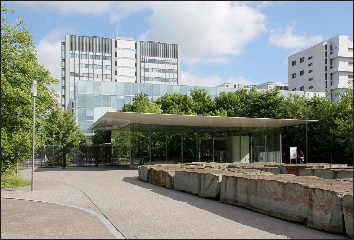 
. Novatis-Laborgebäude von SANAA -

Das SANAA-Gebäude befindet sich gleich hinter dem Haupteingang in das Firmengelände. Der Eingangspavilion wurde von Marco Serra geplant.

Juni 2013 (M)
