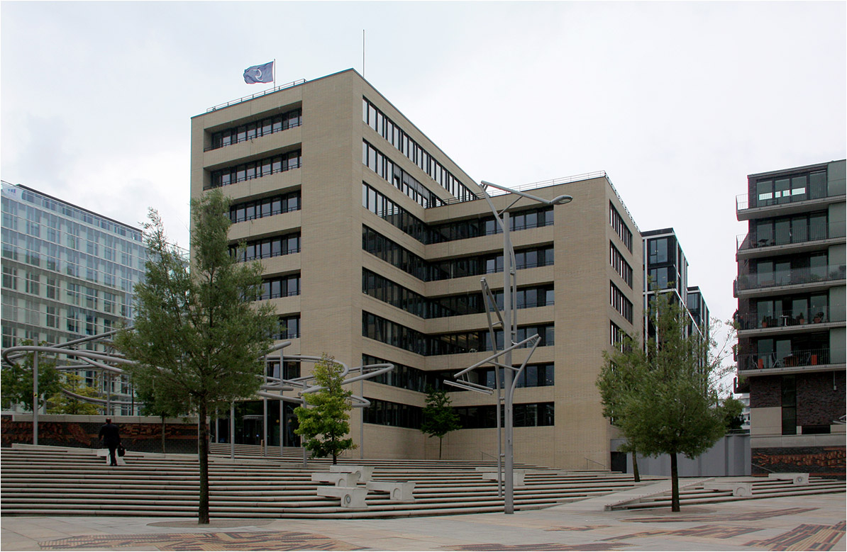 . Pantaenius Haus in der Hamburger Hafencity -

Das Bürogebäude von Chipperfield Architects in der Hafencity wurde mit einer Ziegelhülle umgeben. Fertigstellung: 2005.

August 2011 (Matthias)