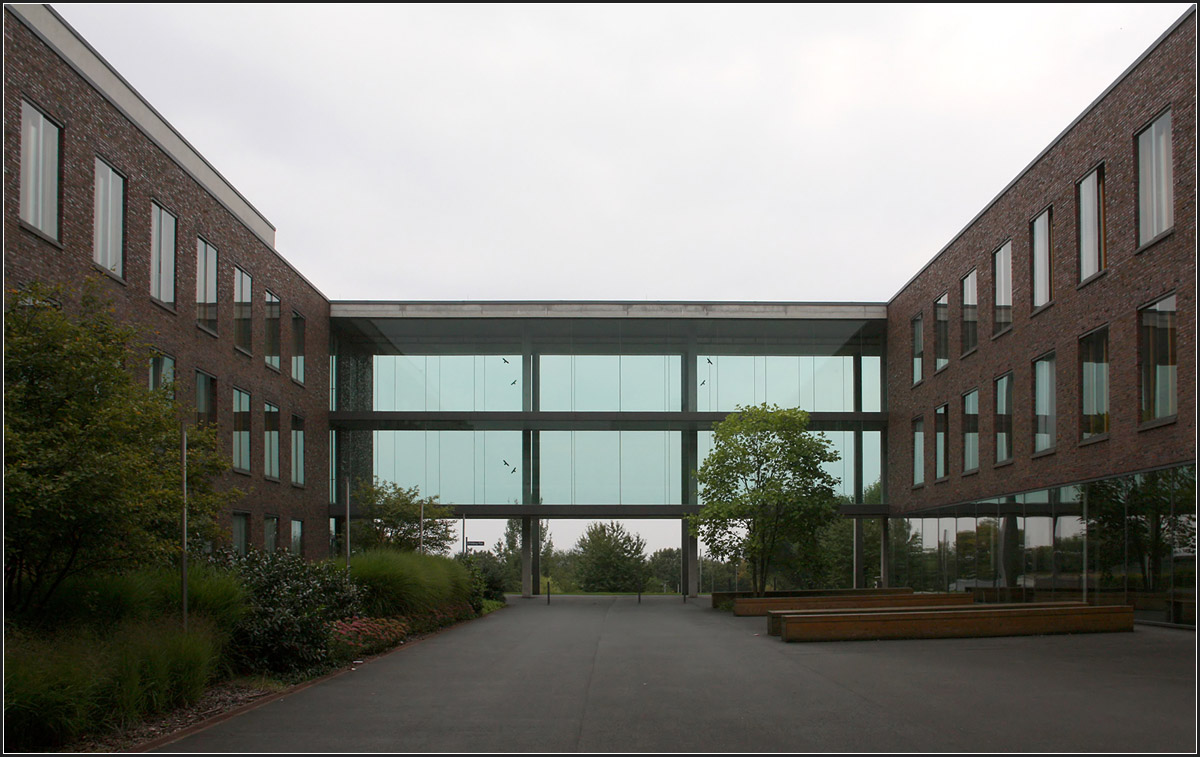 
. Physikalisches Institut der Uni Frankfurt, Riedberg -

Der Grünbergplatz zwischen zwei Gebäudeteilen.

September 2014 (Matthias)