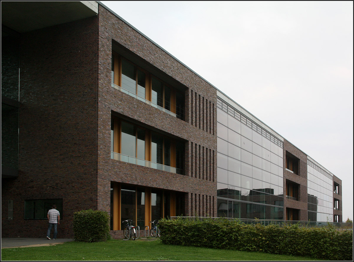 
. Physikalisches Institut der Uni Frankfurt, Riedberg -

Südfassade.

September 2014 (Matthias)