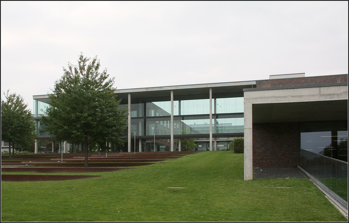 . Physikalisches Institut der Uni Frankfurt, Riedberg -

Der Neubau wurde von der projektebezogenen Architektengemeinschart ArGe Architekten (Harter und Kanzler sowie Broghammer Jana Wohlleber) bis 2005 errichtet.

http://www.arge-architekten.de/?page_id=168

Ansicht von Süden.

September 2014 (Matthias)