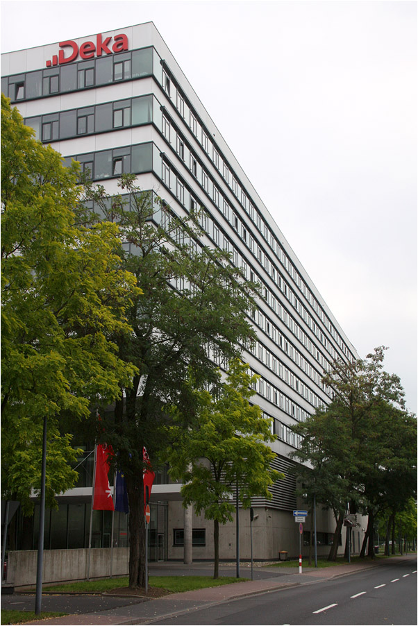 . Prisma-Haus in Frankfurt-Niederrad -

Der aufgeständerte Gebäudewinkel nach Norden und Westen.

September 2014 (Matthias)