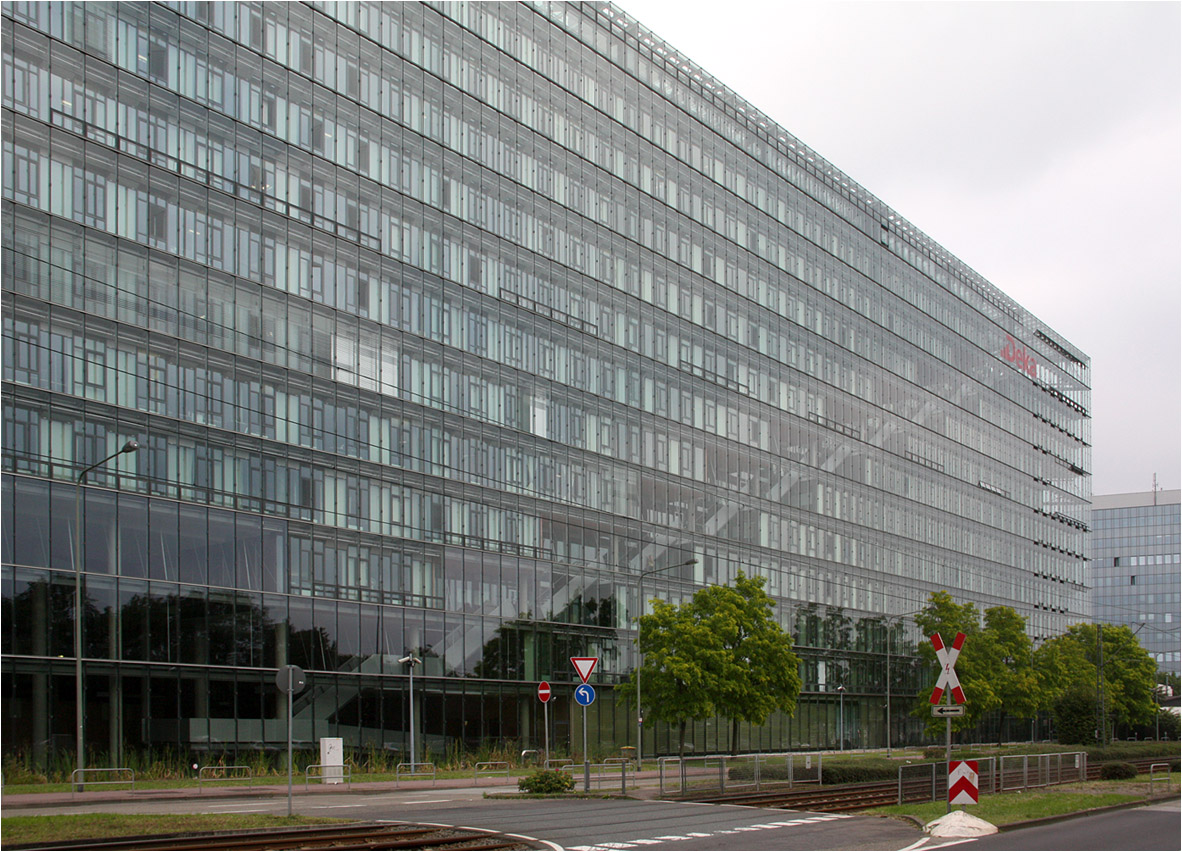 . Prisma-Haus in Frankfurt-Niederrad -

Fassade an der Lyoner Straße mit der langen Treppenanlage.

September 2014 (Matthias)