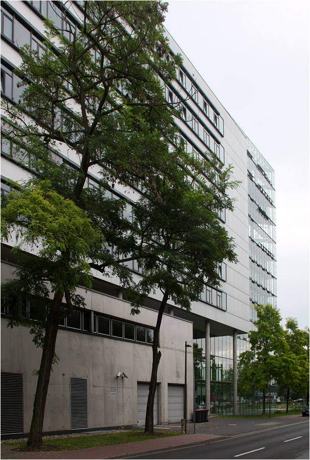 . Prisma-Haus in Frankfurt-Niederrad -

Westfassade entlang der Hahnstraße mit dem aufgeständerten Baukörper, der durch horizontale Fensterbänder gegliedert ist.

September 2014 (Matthias)