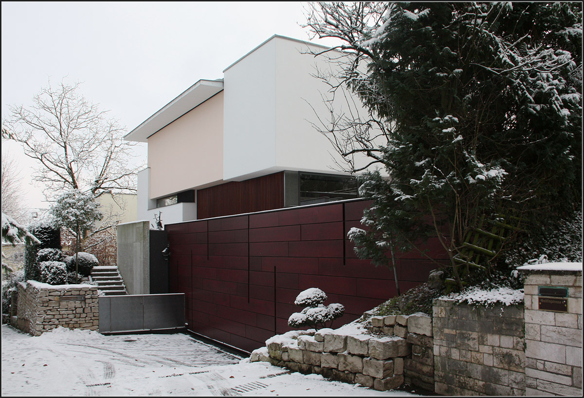 . R6 Haus in Stuttgart -

Aus dem Jahr 1990 ist das Wohnhaus R6 von Alexander Brenner.

http://www.german-architects.com/de/alexander.brenner/projekte-3/r6_house-17611

Dezember 2014 (Matthias)