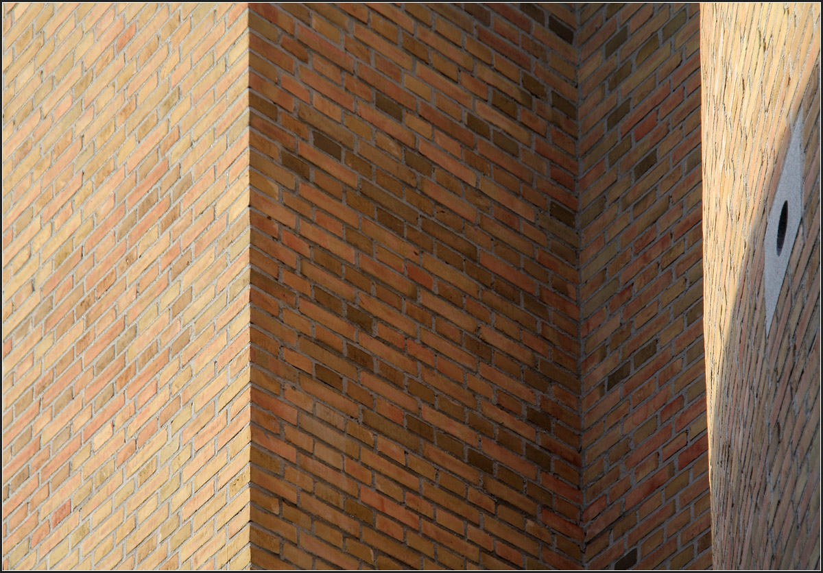 . Rathaus Fellbach -

Impressionen der Klinkerfassade.

Februar 2010 (Matthias)