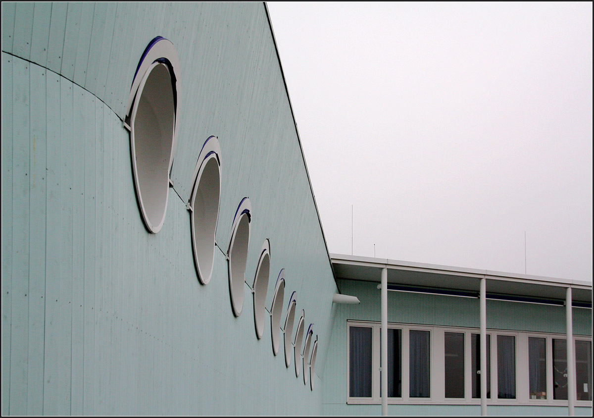 . Schreien-Esch-Schule Friedrichshafen -

Bullaugen des Lehrerzimmers blicken auf den Pausenhof.

März 2011 (Matthias)