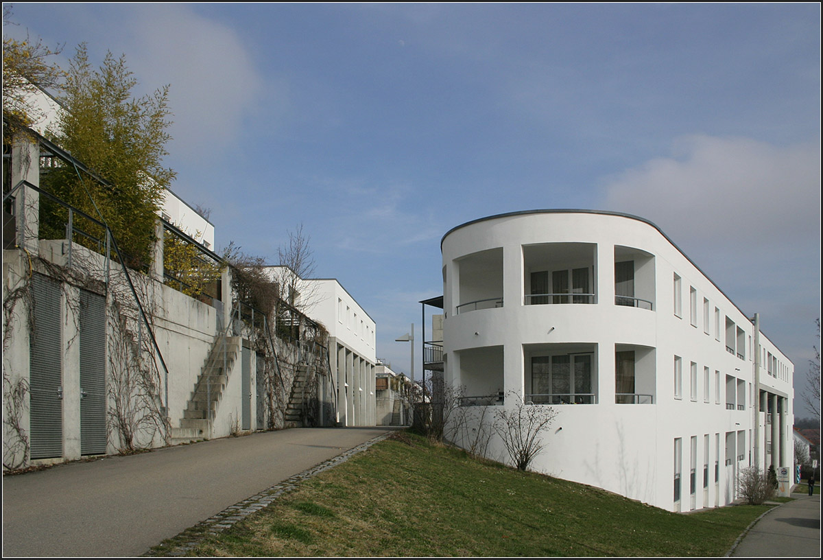 
. Siedlung Ochsensteige, Ulm-Eselsberg -

Drei Gassen in Ost-West-Richtung erschließen die Anlage.

März 2008 (Matthias)
