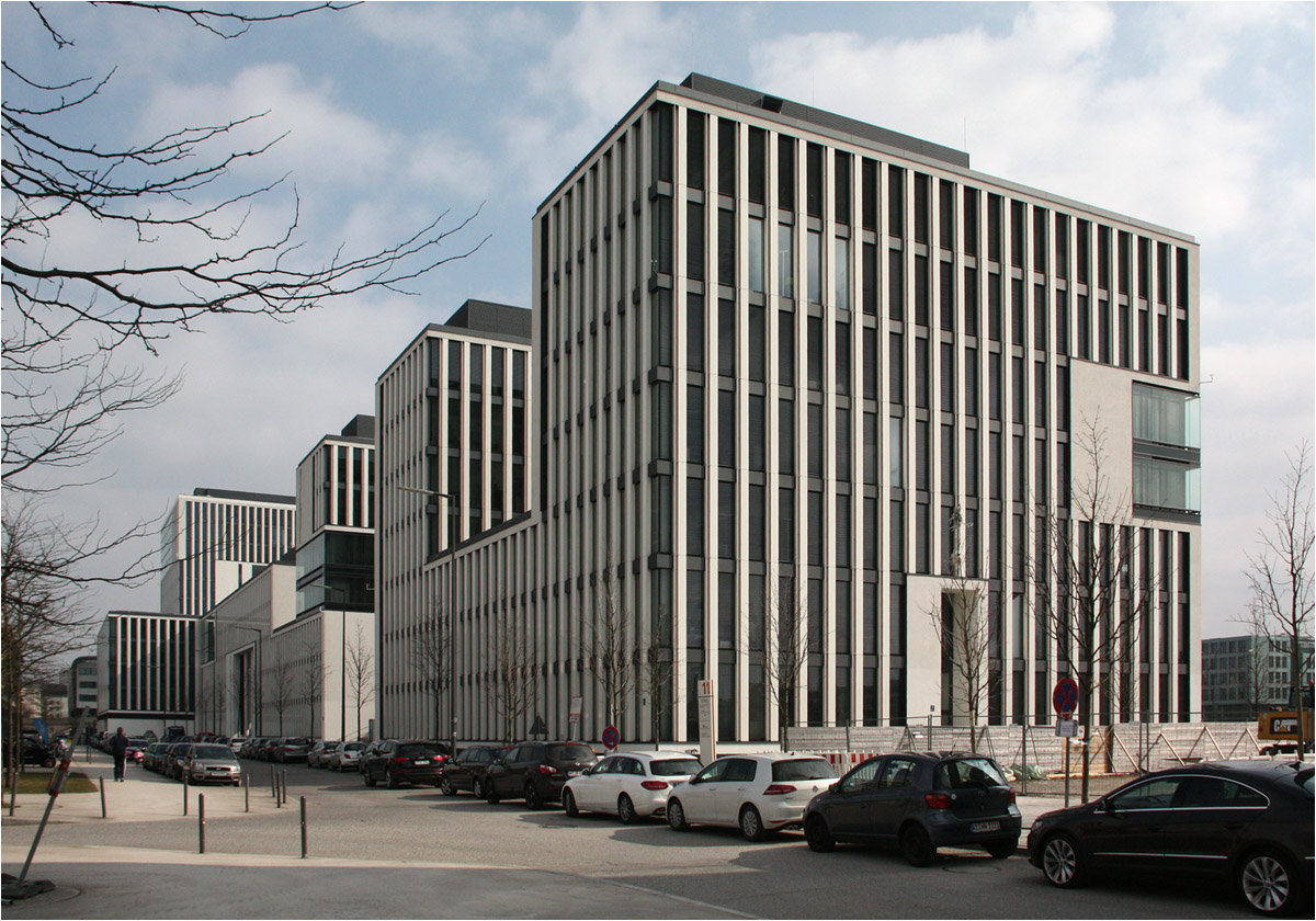 . Skygarden, Arnulfpark München -

Ansicht von Nordwesten. Die gestreifte Fassade will mich nicht so recht überzeugen.

März 2015 (Matthias)