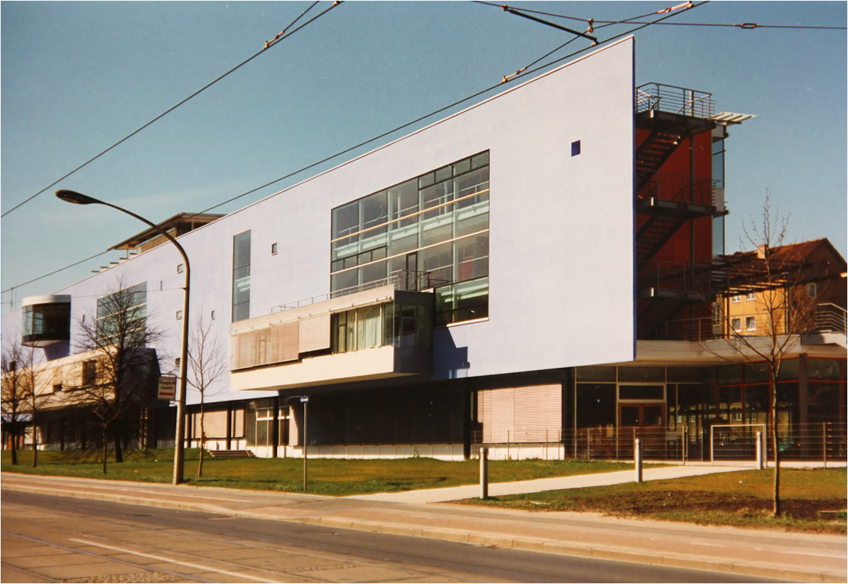 . St. Benno Gymnasium in Dresden -

Ein lange blaue Wand bildet die Ostfassade zur Güntzstraße. Dahinter befinden sich die Flure und Treppenanlagen.

1997 (Matthias)