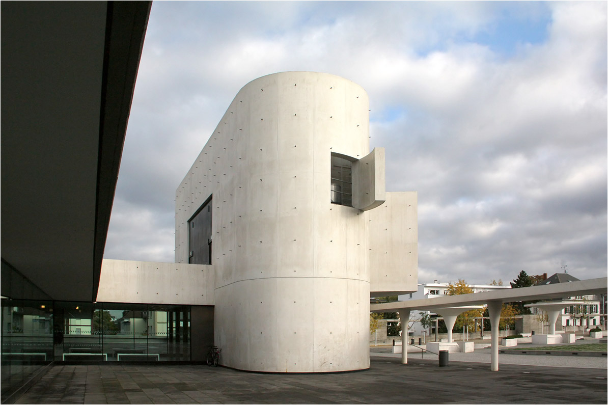 . Staatstheater Darmstadt, Sanierung und neues Eingangsgebäude -

Das aus Weißbeton gegossene Eingangsbauwerk

Oktober 2013 (Matthias)