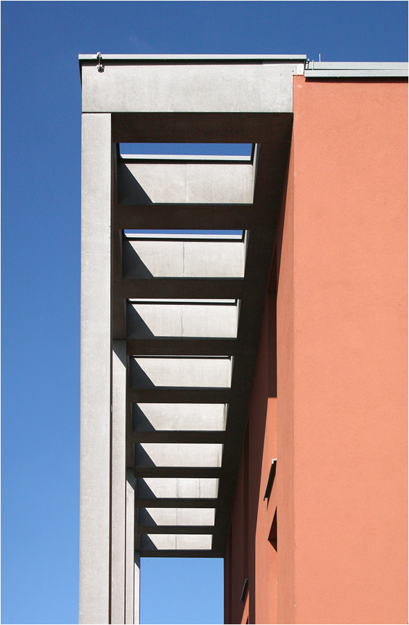 . Stadt an Seerhein, Konstanz-Petershausen -

Auffällig sind die vor einzelne Fassaden gestellte Betonkonstruktionen.

September 2014 (Matthias)