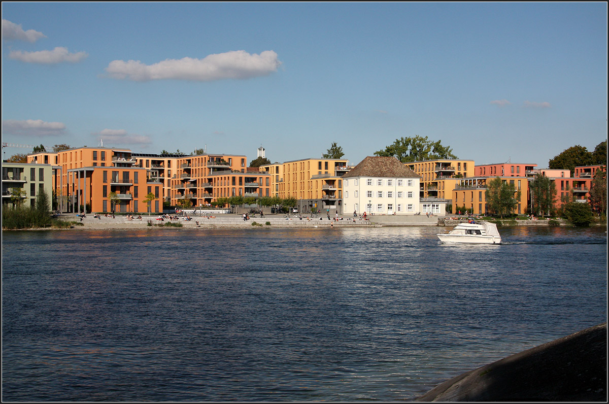 . Stadt an Seerhein, Konstanz-Petershausen -

Nach Plänen vom Büro Klaus Theo Brenner – Stadtarchitektur (Berlin), das auch den Masterplan für das Herosé-Gelände aufstellte, wurden bis 2011 die Hofgärten 1-4 realisiert.

http://www.klaustheobrenner.de/project.html?p=09&s=1

Ansicht von der gegenüberliegenden Rheinseite.

September 2014 (Matthias)