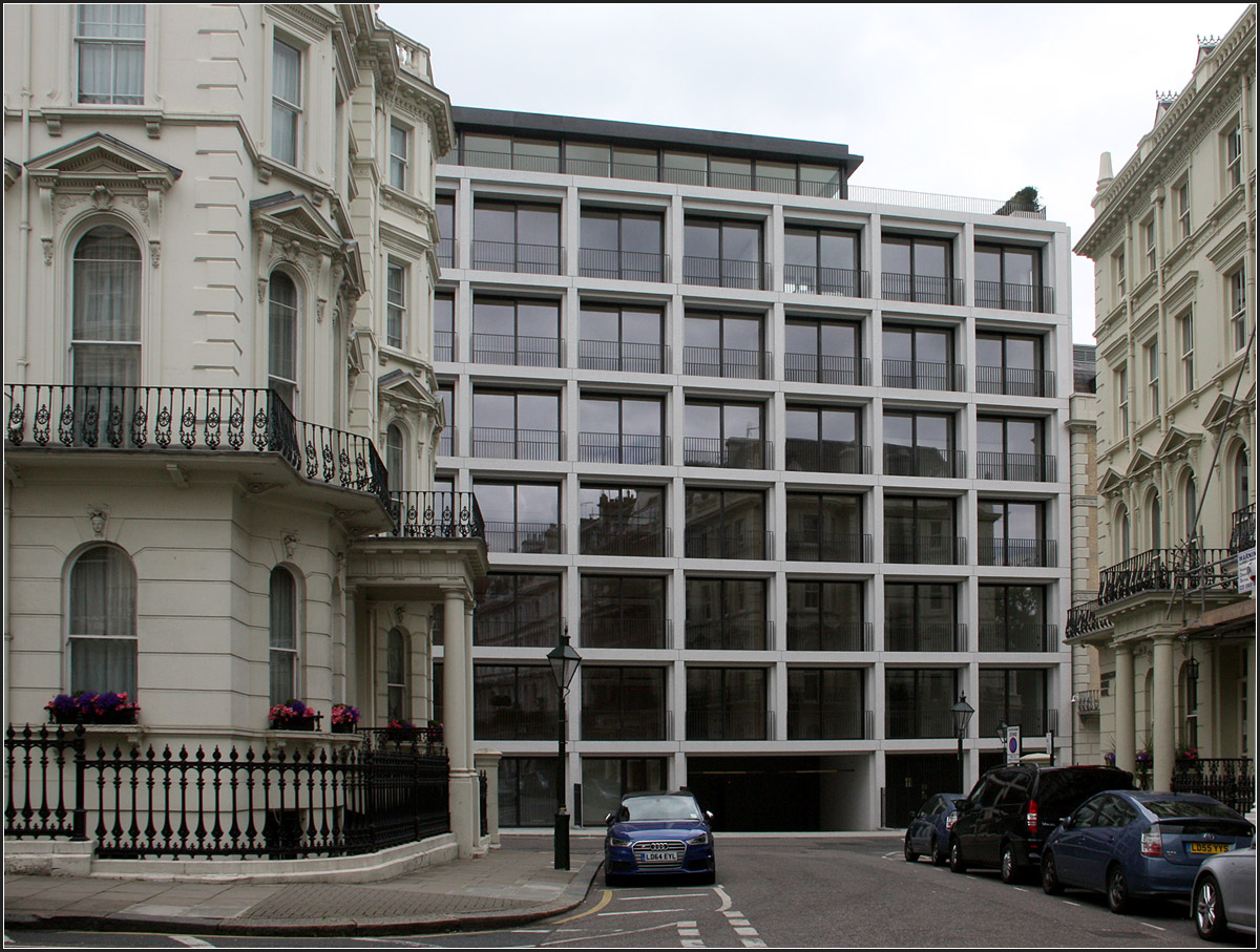 
. The Vere Gardens Residential Deveolopment in London-Kensington -

Blick auf eine der Rasterfassadenversionen in der Victoria Road.

Juni 2015 (M)