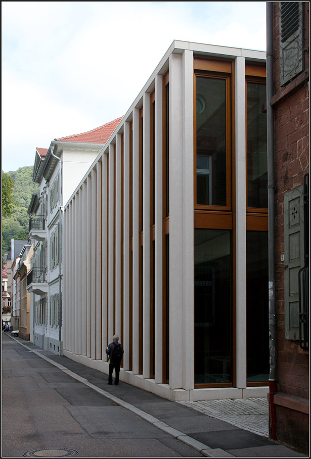 . Theater und Philharmonisches Orchester in Heidelberg -

Ansicht entlang der Friedrichstraße. Der Altbau im Hintergrund gehört ebenfalls zum Theater. Danach folgt nochmals ein kurzer Neubauabschnitt.

August 2014 (Matthias)