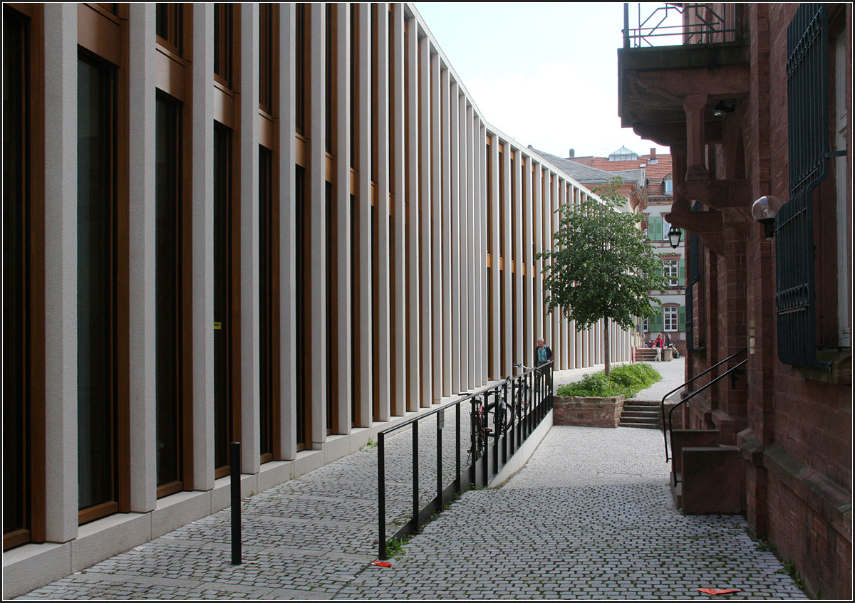 . Theater und Philharmonisches Orchester in Heidelberg -

Die Fassadengestaltung erinnert mich sehr an das Deutsche Literaturmuseum von David Chipperfield in Marbach. Ob das Heidelberger Theater auch so aussehe, gebe es das Museum in Marbach nicht?

August 2014 (Matthias)