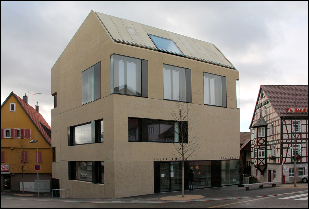 . Treff am See in Böblingen -

Nahe am Oberen See in Böblingen steht das neue Bürgerhaus der Architekten Zach + Zünd aus Zürich. Im finden sich Räume für vielfältige Nutzungen, für Jugendliche, Familien und Senioren. Im Erdgeschoss befindet sich ein Café. Der monolithische Baukörper aus blassgelb eingefärbten Sichtbeton wirkt sehr markant in seinem heterogen Umfeld mit Fachwerkhäuser und Bauten der Nachkriegsmoderne. Fertigstellung war 2011.

http://www.swiss-architects.com/de/zach_zuend/projekte-3/mehrgenerationenhaus_treff_am_see_in_der_stadtmitte-31000

Dezember 2012 (Matthias)