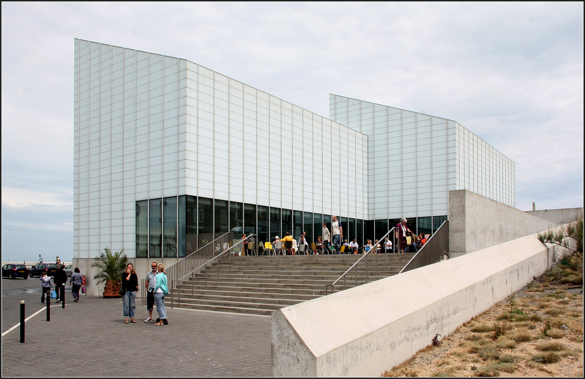 . Turner Contemporary in Margate von David Chipperfield -

Der Eingangsbereich liegt etwas erhöht. Hinter der Glasfassade links befindet sich die Cafeteria.

Juni 2015 (Matthias)