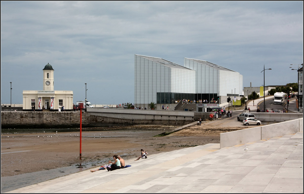 . Turner Contemporary in Margate von David Chipperfield -

Im Küstenstädtchen Margate im Südosten steht seit 2011 ein Museumsgebäude von David Chipperfield. Es soll dem etwas heruntergekommen Seebad zu neuer Attraktion verhelfen.

http://www.davidchipperfield.co.uk/project/turner_contemporary

Juni 2015 (Matthias)