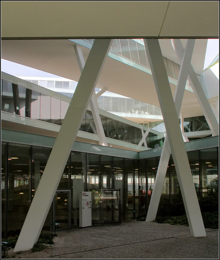 . Verwaltungsgebäude in Allschwil bei Basel -

Die Stockwerke umgeben einen Innenhof. Dort befindet sich der Eingang.

Juni 2013 (Matthias)