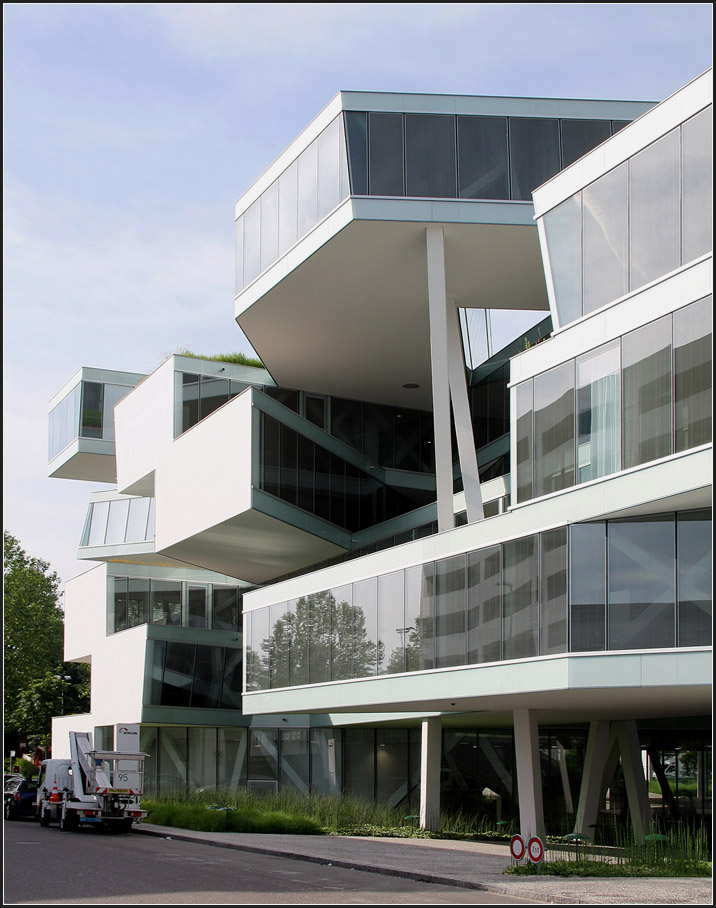 . Verwaltungsgebäude in Allschwil bei Basel -

Die einzelnen Stockwerke stehen auch auf schrägen Stützen.

Juni 2013 (Matthias)