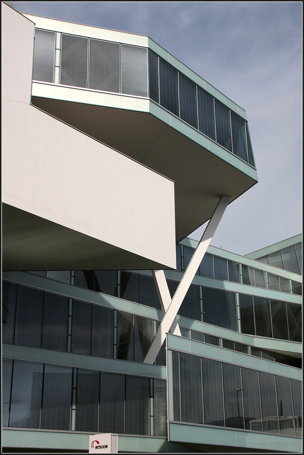 . Verwaltungsgebäude in Allschwil bei Basel -

Teilansicht der Fassade entlang der Straße Am Bühl.

Juni 2013 (Matthias)