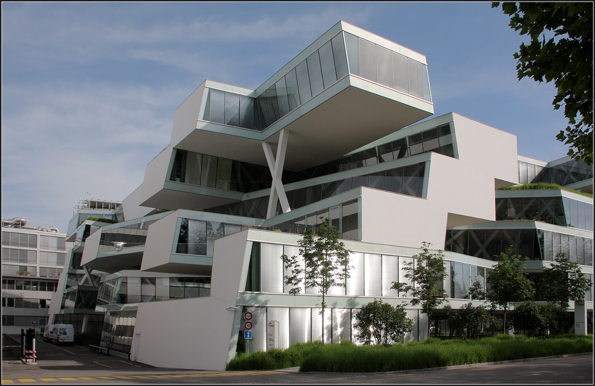 . Verwaltungsgebäude in Allschwil bei Basel -

Die Südost-Ecke des Stockwerk-Stapels. Manche der Stockwerk-Balken sind auch noch abgeschrägt. 

Juni 2013 (Matthias)