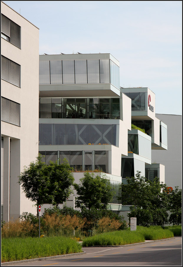 . Verwaltungsgebäude in Allschwil bei Basel -

Ein ganz ungewöhnliches Bürogebäude für das Pharmaunternehmen Actelion steht in einem Gewerbegebiet bei Basel. Entworfen wurde es von den bekannten Basler Architekten Herzog & de Meuron, fertig war es 2010.

http://www.herzogdemeuron.com/index/projects/complete-works/276-300/284-actelion-business-center/IMAGE.html

Juni 2013 (Matthias)