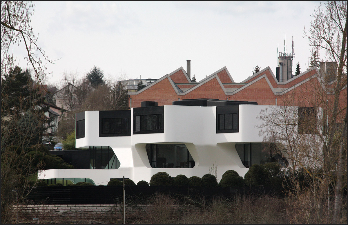 . Villa bei Ludwigsburg -

Futuristische Villa im Landkreis Ludwigsburg von Jürgen Mayer H., fertig 2008.

http://www.jmayerh.de/index.php?article_id=17

April 2010 (Matthias)