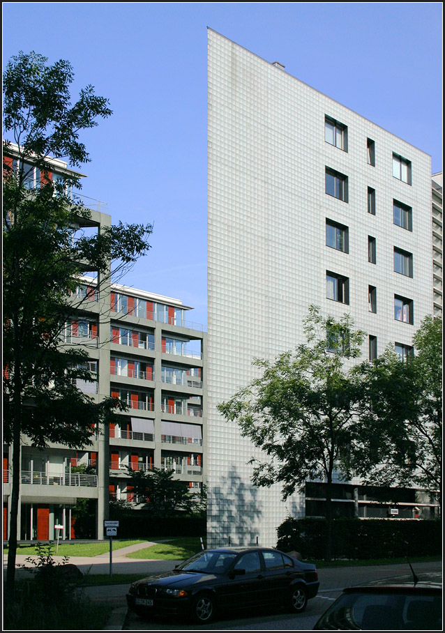 . VTG Center und Apartmenthaus in Hamburg -

Auch das Apartmenthaus endet nach Süden mit einem spitzen Winkel.

Juli 2007 (Matthias)