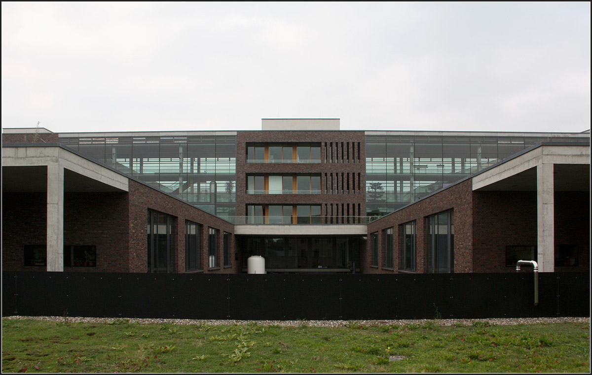 
. Werkstattzentrale der Uni Frankfurt, Riedberg -

Im Hintergrund das Physikalische Institut.

September 2014 (Matthias)
