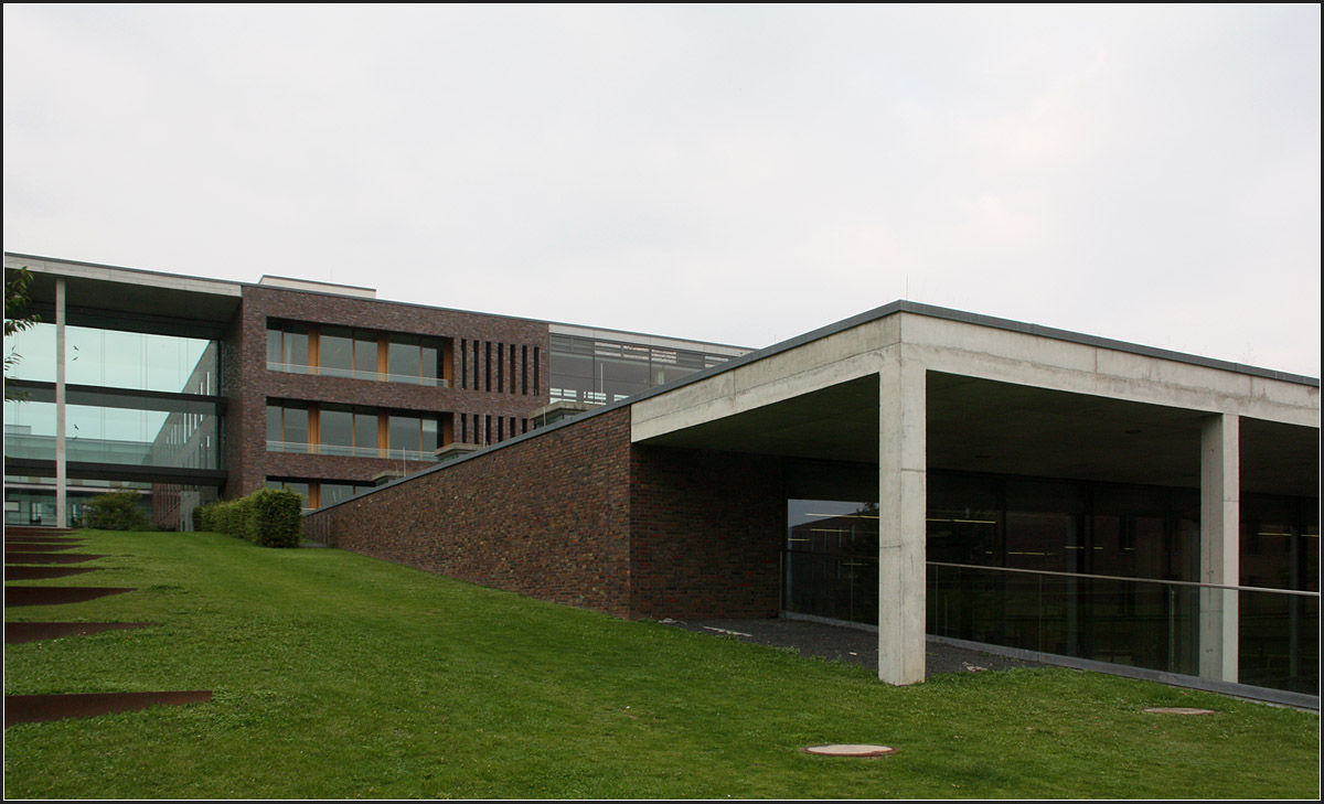 . Werkstattzentrale der Uni Frankfurt, Riedberg -

Im Hintergrund das Physikalische Institut.

September 2014 (Matthias)