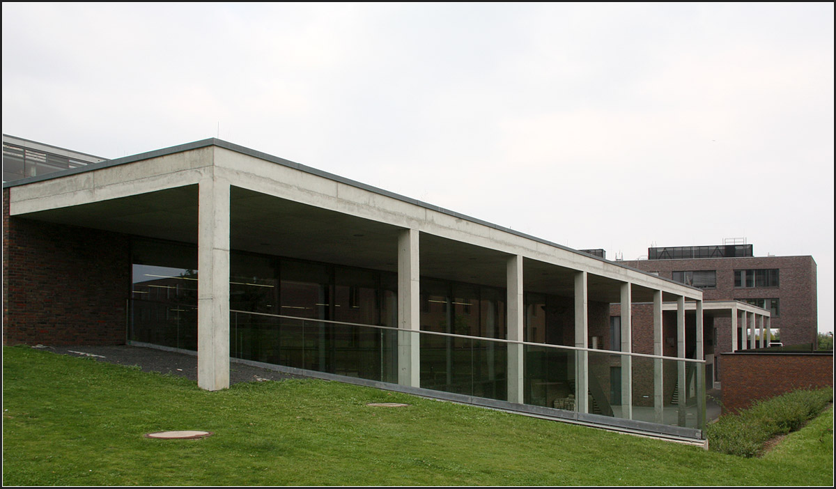 
. Werkstattzentrale der Uni Frankfurt, Riedberg -

Südlich angrenzend an das Physikalische Institut kam 2009 von den selben Architekten die Werkstattzentrale für die Universität in Frankfurt-Riedberg dazu.

September 2014 (Matthias)


