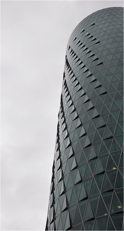 . Westhafen-Tower in Frankfurt am Main -

Die Fassade besteht aus dreieckigen Glasflächen bzw. Fenster. Im Innern sind quadratische Grundrisse in die runde Form eingeschrieben.

http://www.schneider-schumacher.de/de/projekte/project-details/82-westhafen-tower.project#filter=

September 2011 (Jonas)