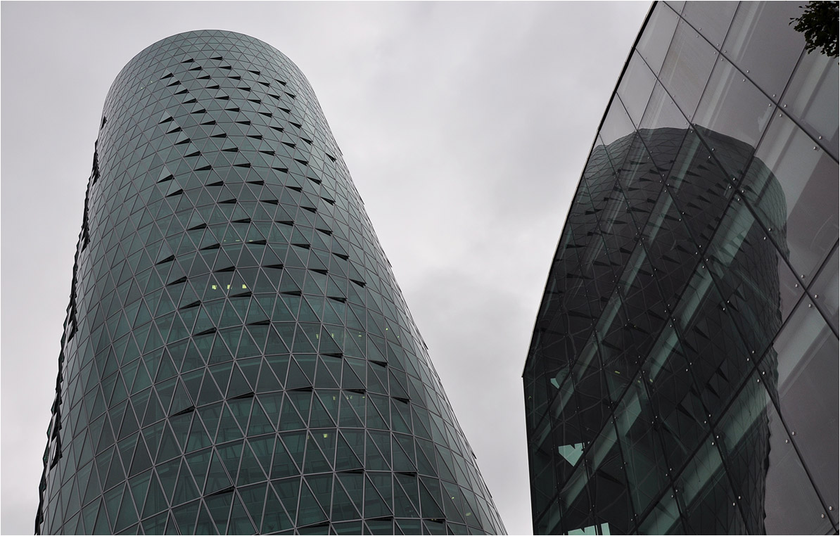 . Westhafen-Tower und Westhafen-Brückengebäude in Frankfurt am Main -

September 2012 (Jonas)