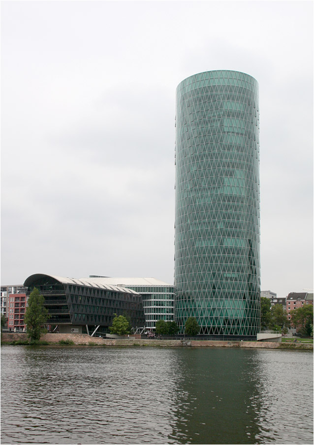 . Westhafen-Tower, Westhafen-Brückengebäude (links) und Westhafen-Haus (Mitte) in Frankfurt am Main -

2003 wurde das futuristische Büro-Ensemble aus drei unterschiedlichen Gebäuden im Frankfurter Westhafen fertiggestellt. Geplant wurde es von Schneider und Schumacher.

September 2014 (Matthias)