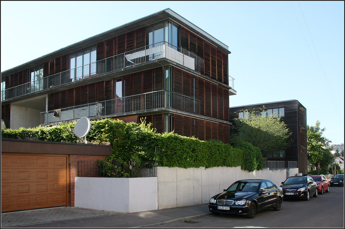 . Wohnanlage r+u shop in Ludwigsburg -

Auf einem ehemaligen Gelände der US-Streitkräfte in Ludwigsburg entstand bis 1997 ein neue Wohnanlage, geplant von Hartwig N. Schneider.
Im Norden zur Straße entstanden drei L-förmige Gebäude, im Süden begrenzt ein langer Riegel die Anlage.

http://www.german-architects.com/de/hartwig-n-schneider/projekte-3/wohnanlage_r_u_shop-18428

Ansicht von Südosten entlang der Vischerstraße.

Mai 2015 (Matthias)

