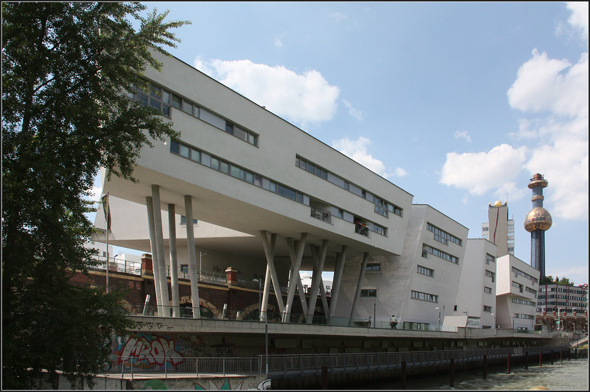 . Wohnbau Spittelau in Wien von Zaha Hadid -

Im Hintergrund die von Friedensreich Hundertwasser gestaltete Müllverbrennungsanlage.

Juni 2015 (Matthias)