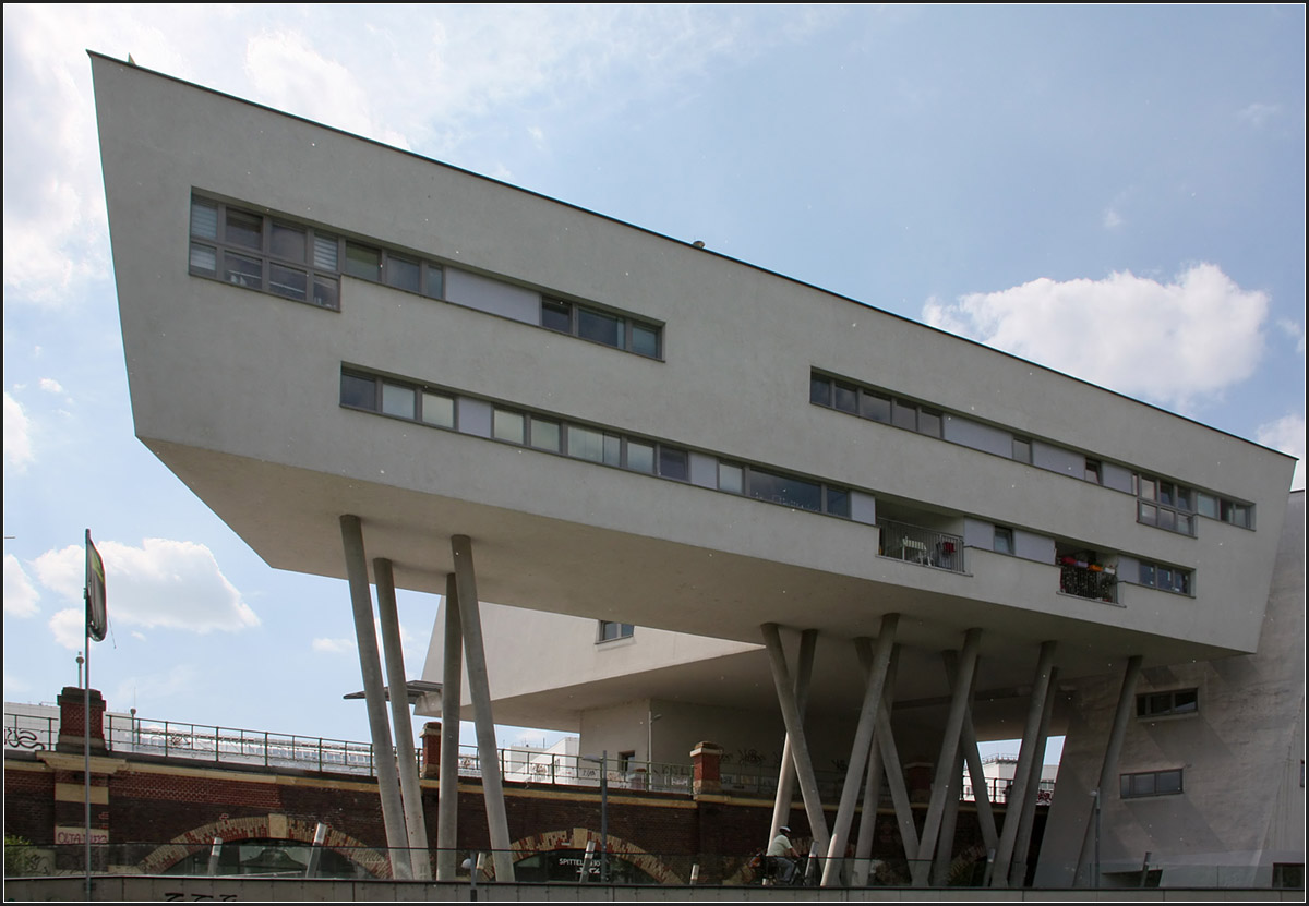 . Wohnbau Spittelau in Wien von Zaha Hadid -

Unter den Gebäuden verläuft eine alte, stillgelegte Trasse der Wiener Stadtbahn, gestaltet von Otto Wagner.

Juni 2015 (Matthias)