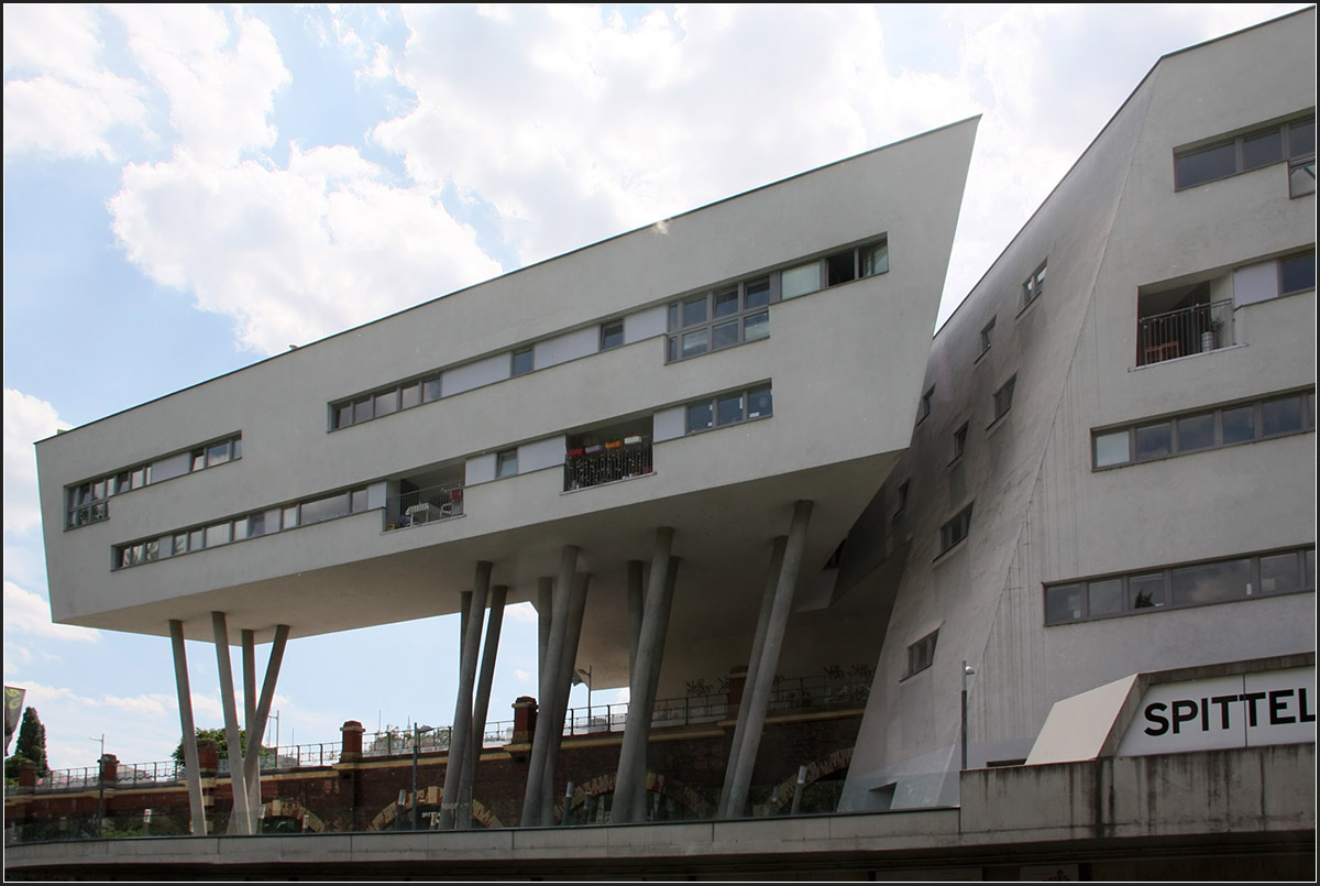 . Wohnbau Spittelau in Wien von Zaha Hadid -

Der südliche Baukörper steht auf schrägen Betonstützen.

Juni 2015 (Matthias)