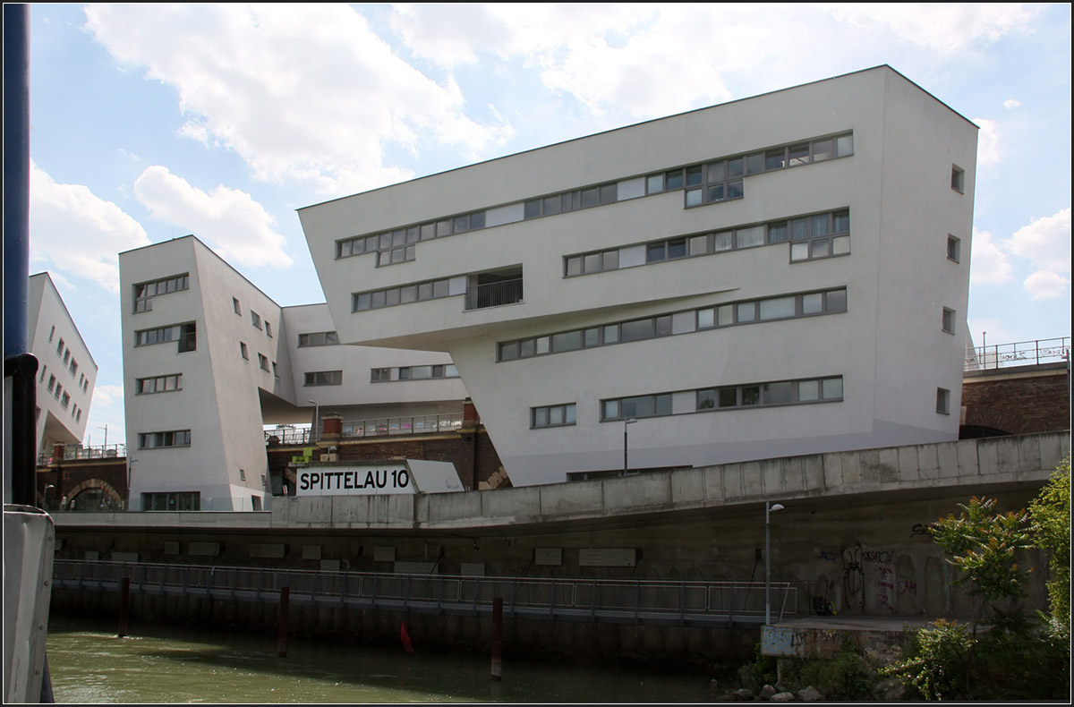 . Wohnbau Spittelau in Wien von Zaha Hadid -

Juni 2015 (Matthias)